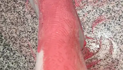 Играю со взбитыми сливками с моими ногами в белых чулках