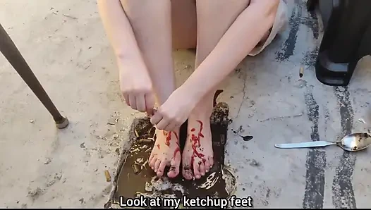 Ступни играют с грязью и едой