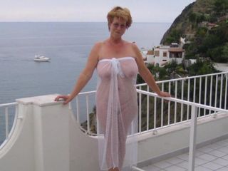 Rijpe vrouw op het balkon