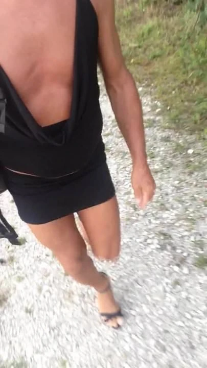 Travelo en mini-jupe noire et talons
