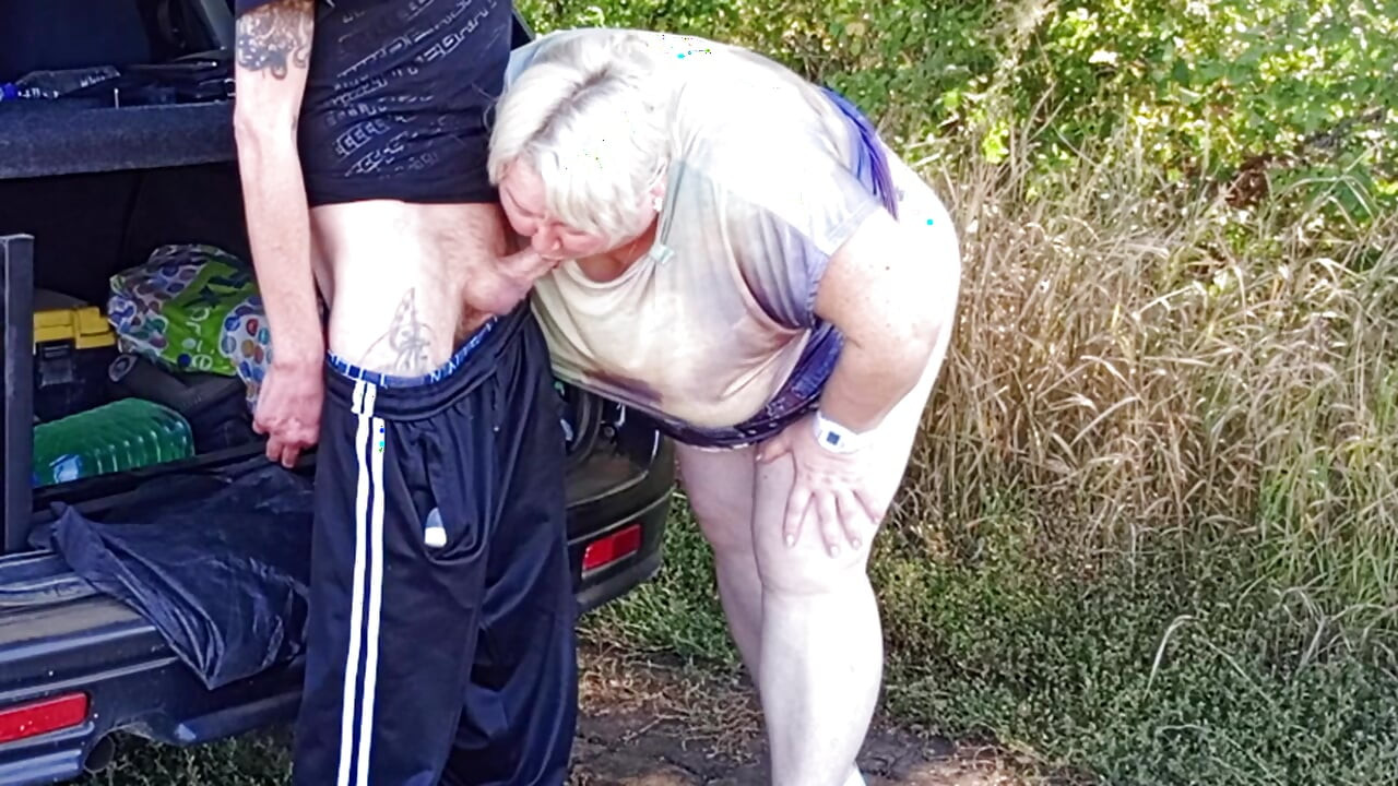 U javnom parku jebem svoju maćehu u pičku na pasji način, zatim u usta i svršavam dva puta u minuti