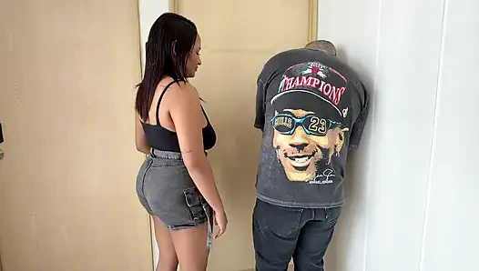 Aku baru tahu kalau pacar influencerku menggoda gadis-gadis di jalanan dan ngentot mereka di ranjangku, kami akhirnya melakukan threesome