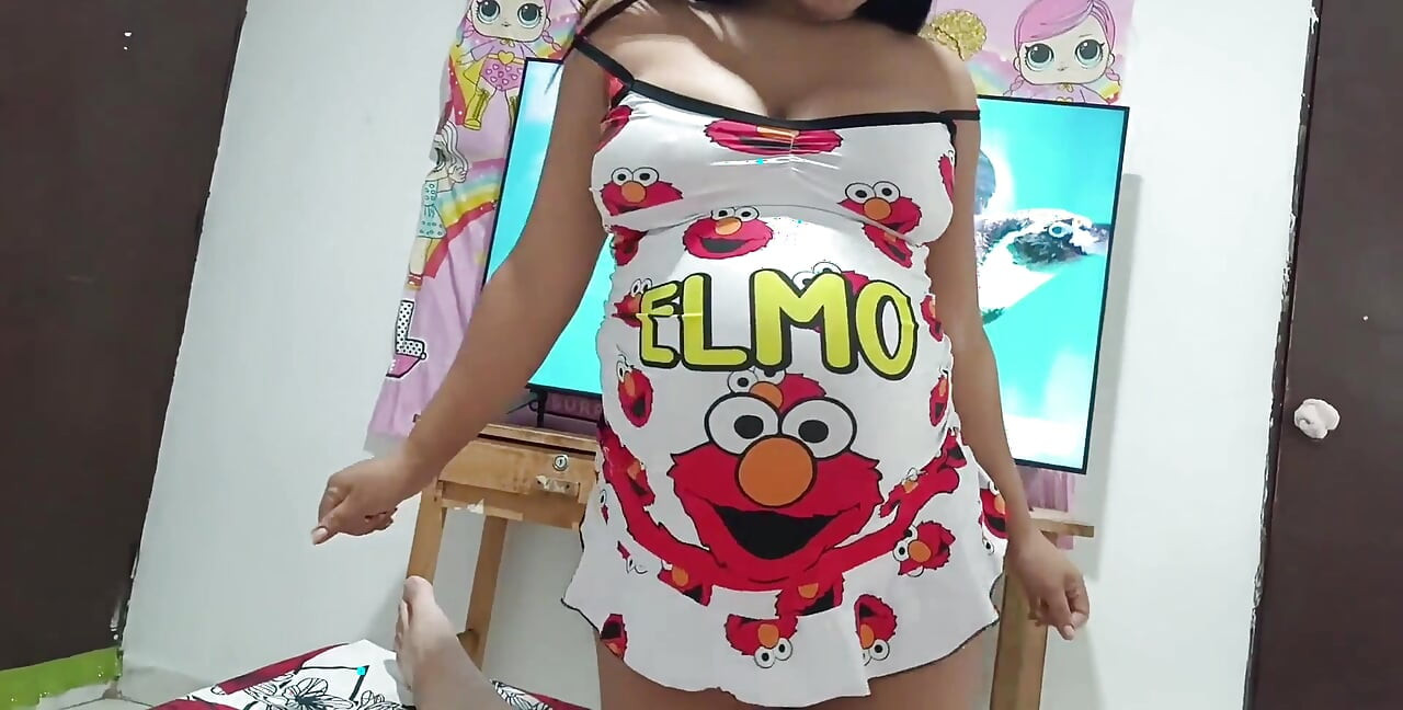 Elmo pijamalı üvey erkek keli, yarak emmek istiyor