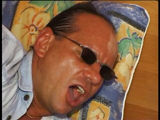 丝袜奶奶的毛茸茸的屄被舔和性交