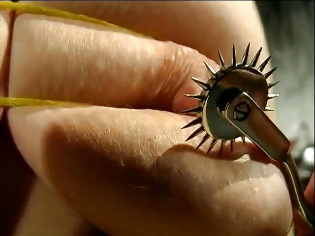 Hottie mit dicken titten bekommt ihre titten gefesselt und muschi neckt