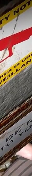 Seksi Asyalı kız duvardaki delikten sikiliyor