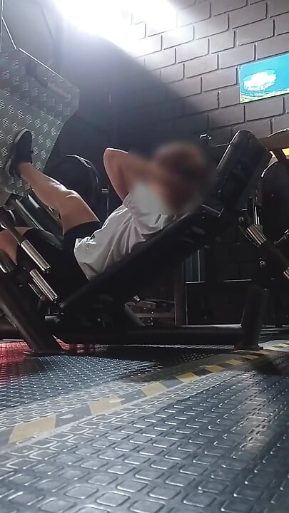 M-am dus la sală și am ajuns masturbându-mă în baie Pizda mea păroasă