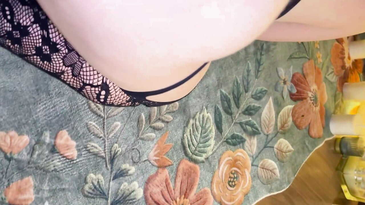 Ts Diana Deelight를 다시 그 의자에 앉혀서, 바디스타킹, 발, 양말, 채우고 Jrockstar82에게 박히는 장면