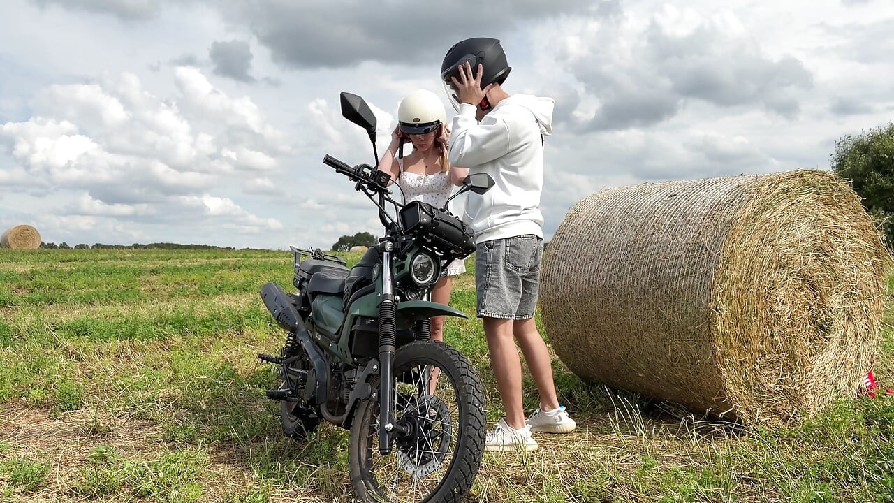 Am venit din oraș și am dormit cu o femeie de la ferma colectivă. A trecut mult timp, iar vaginul ei este încă ud.