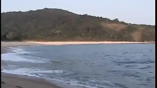 Горячей испанской блондинке пробурили задницу на пляже и принимают камшот на лицо