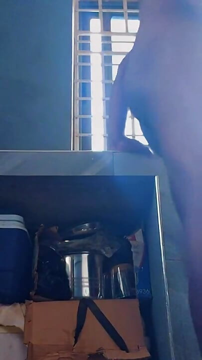 Empregada da casa se masturbando para milionária senhora sendo fodida e fodida por seu colega de trabalho