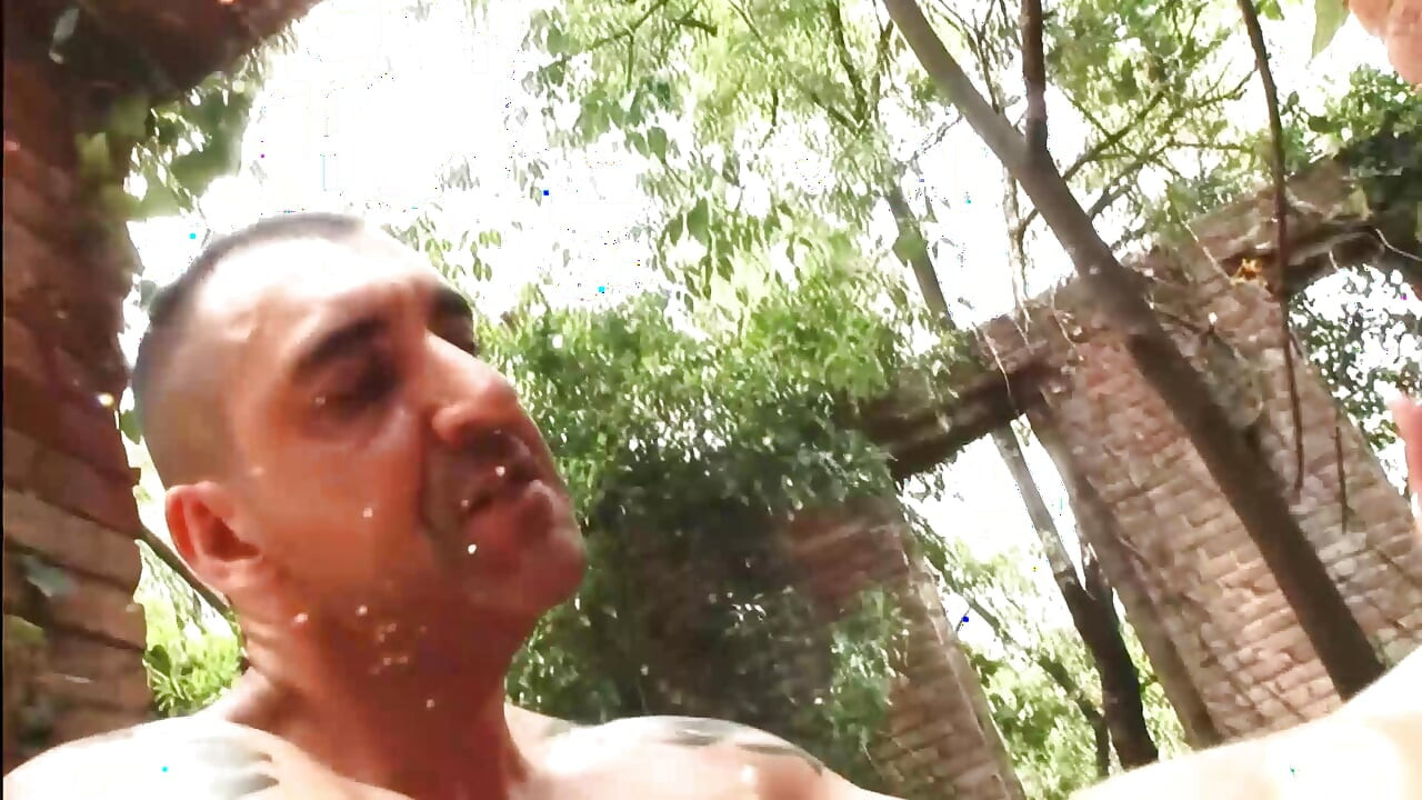 Futai anal gay sălbatic în aer liber în ruine