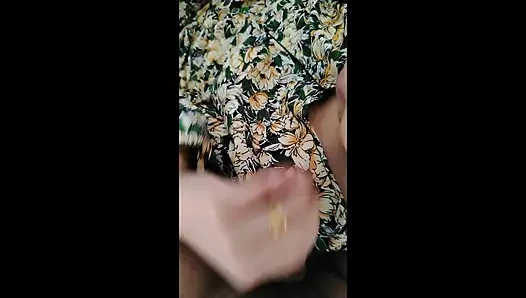 Bibi mengadopsi batang tetangga yang mengisap
