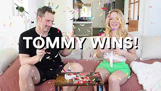 Büyük memeli sarışın orta yaşlı seksi kadın twister oynuyor ve sikiliyor - Tom Games Pod