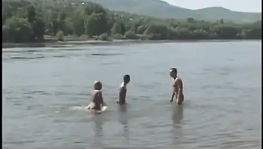 Rantai biseksual di mana cowok ini ngentot pantat cowok ini waktu dia lagi ngentot sama maure si cewek gemuk rambut pirang