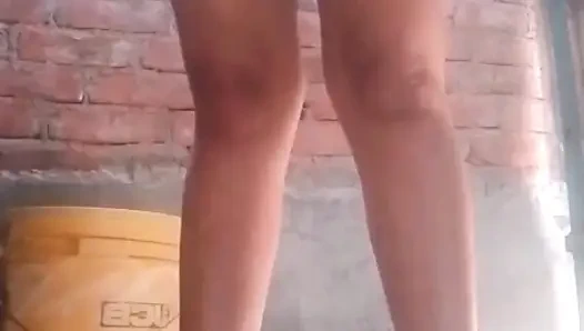 Aku adalah gadis india yang cantik dan ini adalah videoku. Saya sederhana, alami dan percaya diri. Aku suka menjadi nyata dan menunjukkan