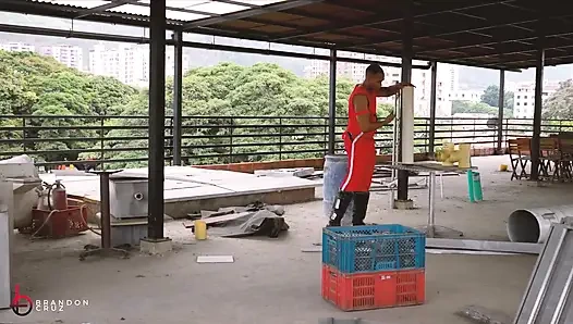 Ein BBC-Bauarbeiter führt seinen großen penis in seinen vollbusigen chef auf einer Terrasse ein - brandon cruz & mariana martix