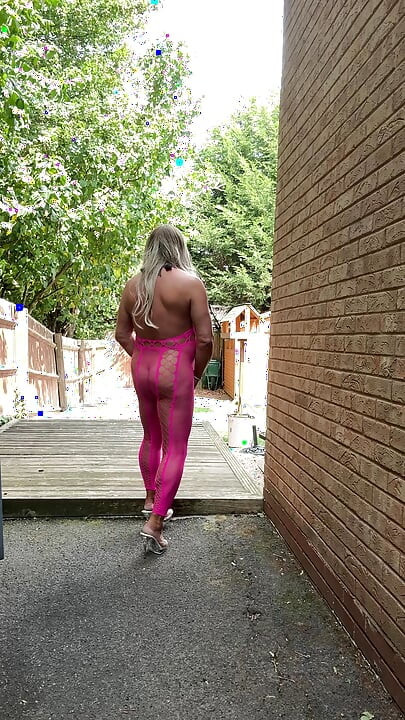 Crossdresser seksi Kellycd2022 dalam pakaian kucing dan tumit jala merah jambu