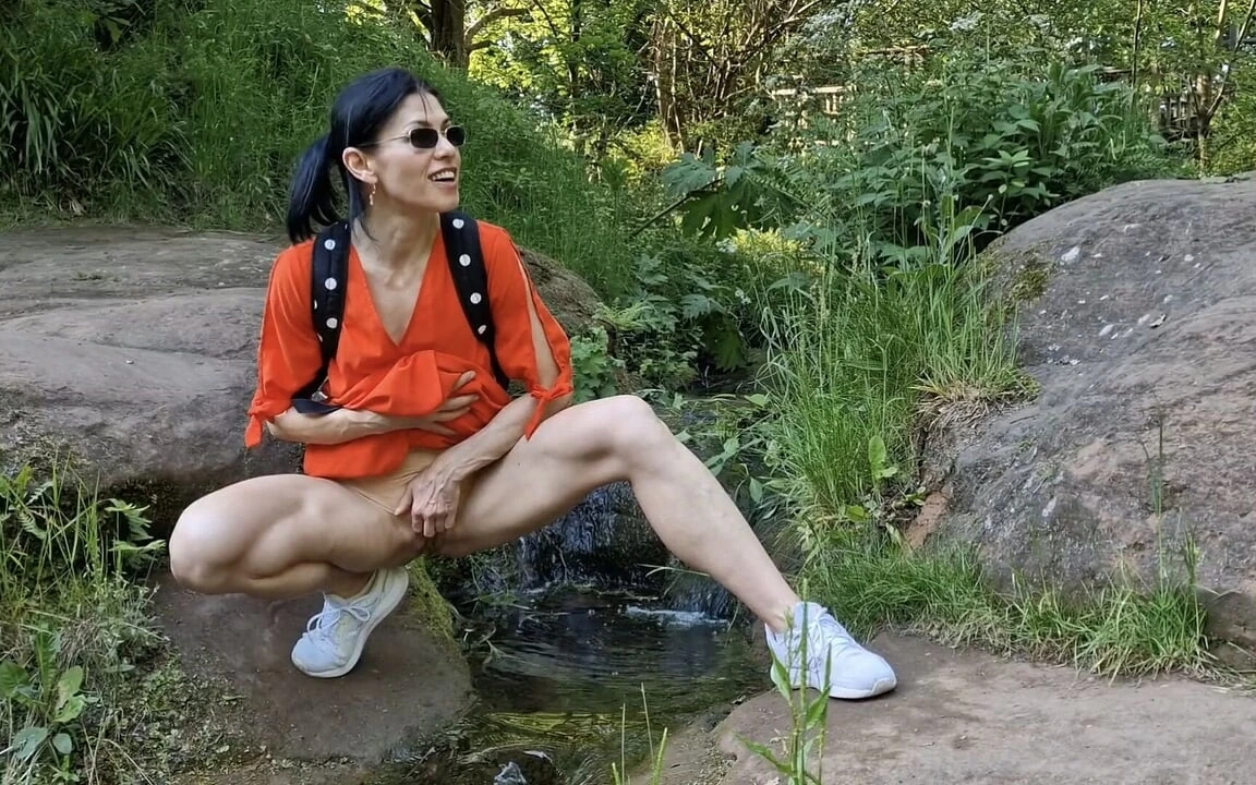 Азиатка оголила плоть и начала поливать себя мочой - порно фото Азиатка оголила плоть и начала поливать себя мочой - порно фото