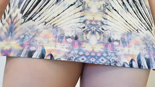 Istri panas mencoba gaun mikro seksi tanpa celana dalam.