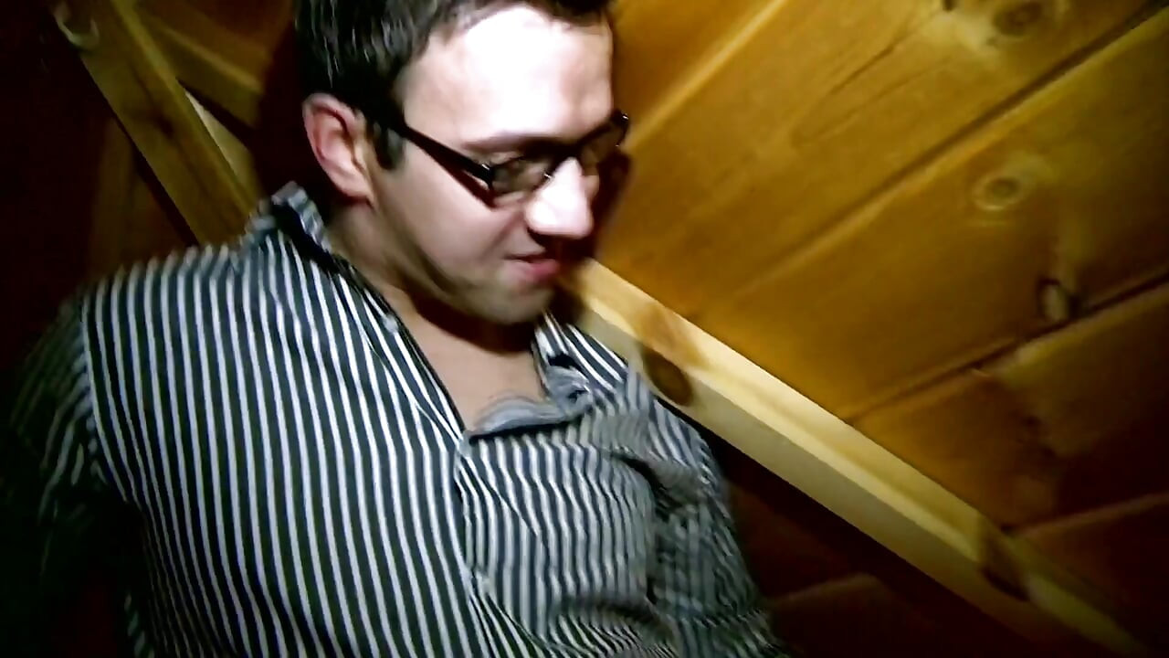 Блондинка дражнить членом у розкішному автомобілі