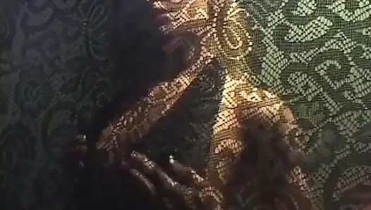 Parlak bir sarışınla erotik solo mastürbasyon klibi