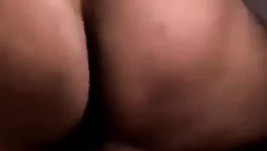 Sexy MILF-hausfrau fickt stiefsohn hat epischen squirting-zitter-orgasmus