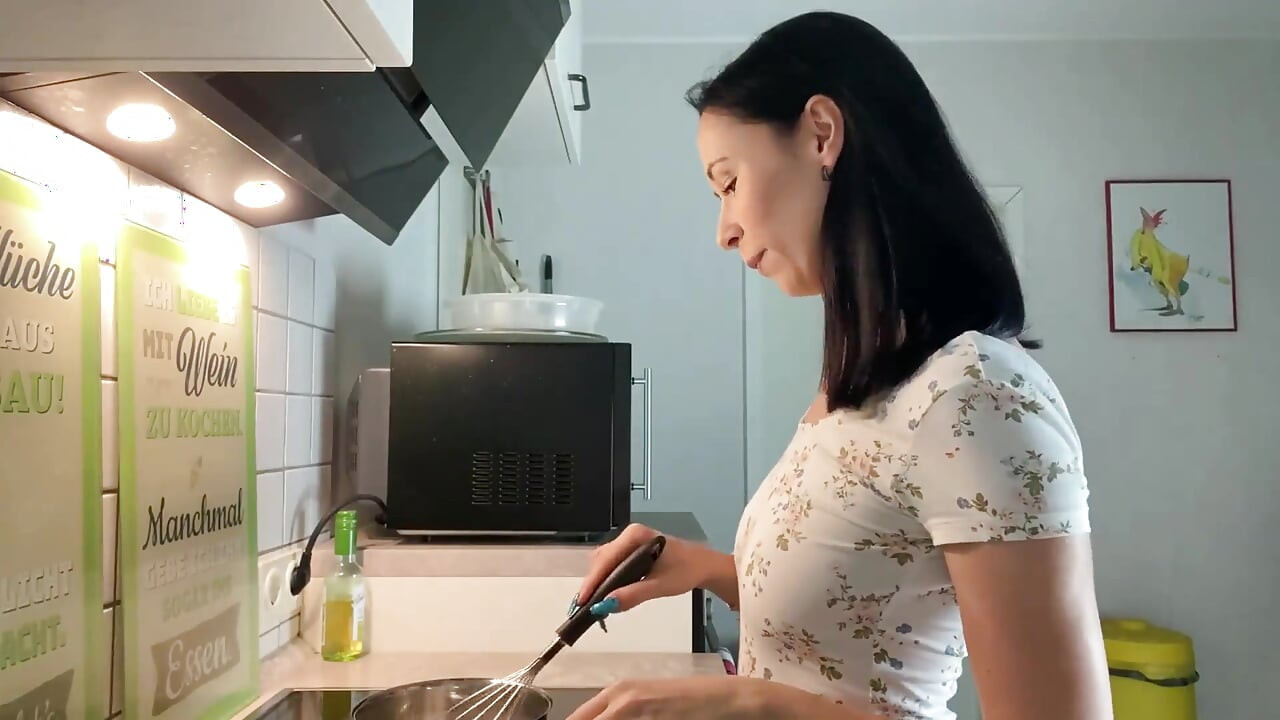 Di dalam diriku cumshot di dapur spontan!