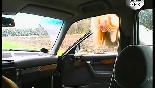 Sarışın kız erkek arkadaşının onu arabada parmaklasına izin veriyor