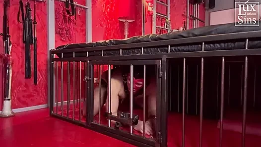 Domina Stiefelanbetung: Caged Sub verehrt rote stiefel seiner herrin