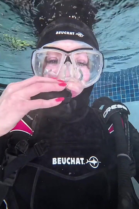Mengusik gelembung: joi bawah air dalam gear skuba penuh
