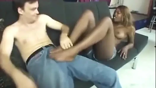 Poldancer ebony memberikan tamu VIP footjob