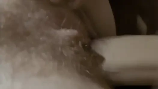 Önce Kanepede Mastürbasyon Yapıyor, Sonra Bir Penisi Poposuna Alıyor