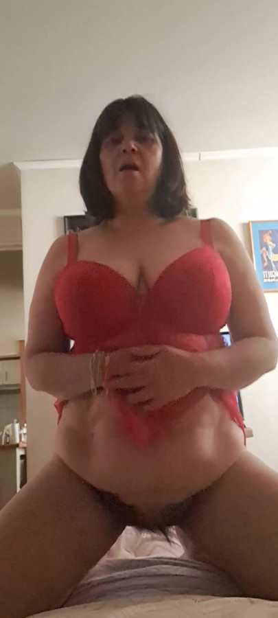 Arătând sânii MILF fierbinți