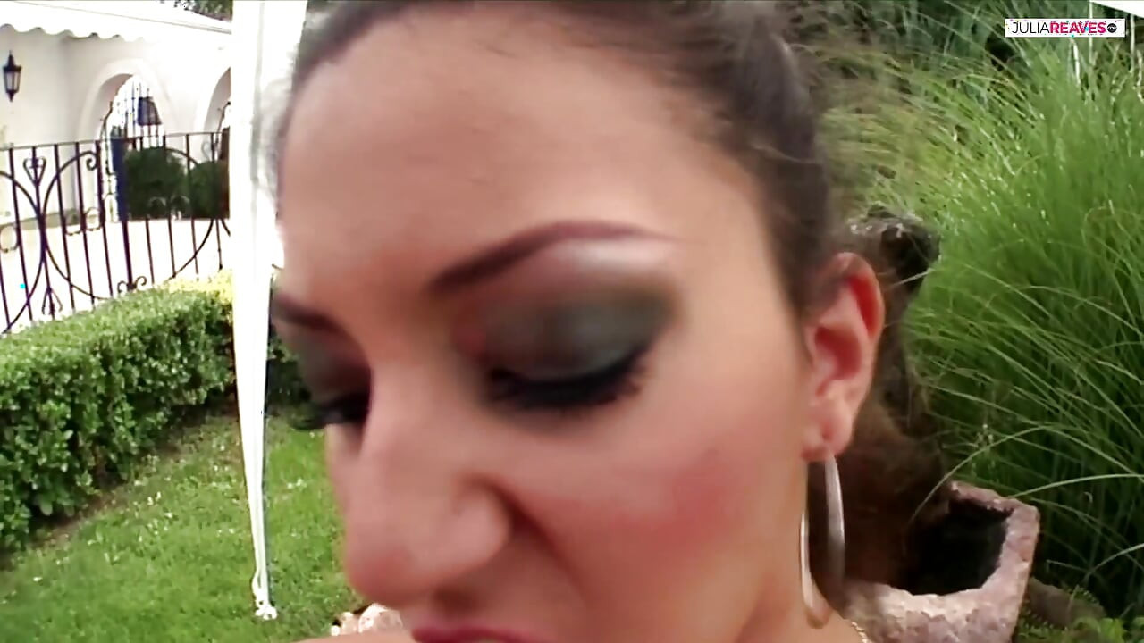 太いコックとの屋外ファックは非常に熱いです