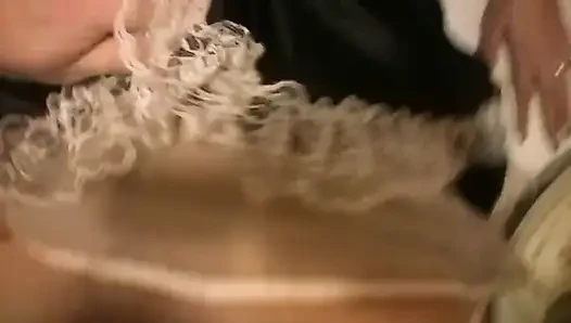 Zierlich im zimmermädchen-kostüm liebt großen schwanz in der muschi im mund