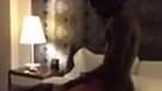 Домашняя вокальная толстая белая женщина принимает большой черный член в домашнем видео