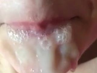 Мясистая сперма во рту