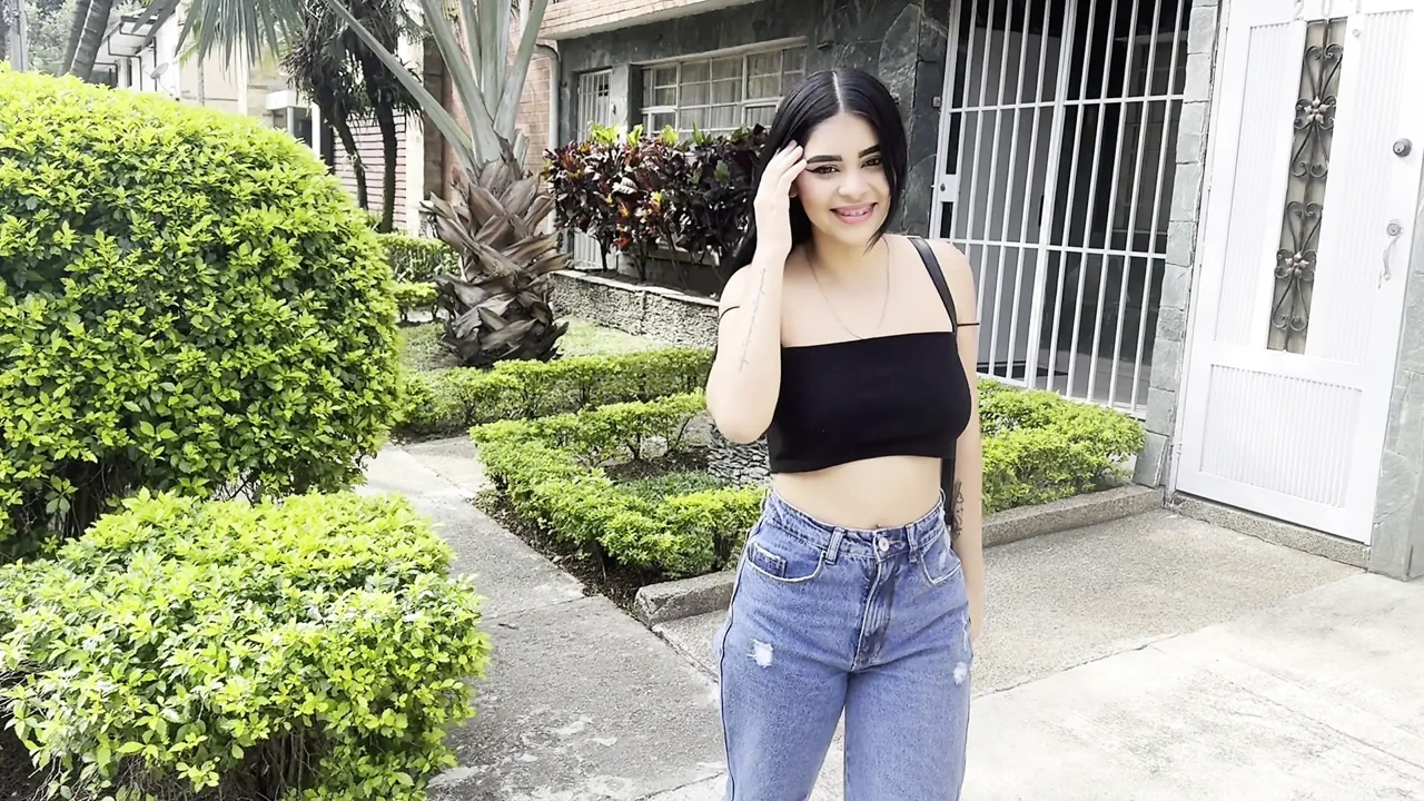 我带回家这个 18 岁的巨乳