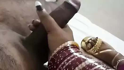 Desi cd giving handjob in saree