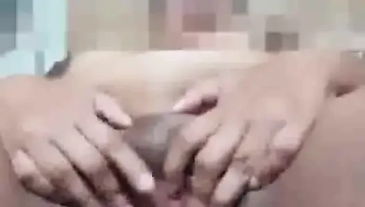 Bakire ve sulu bir vajinaya ağda yapıyor ve sergiliyor