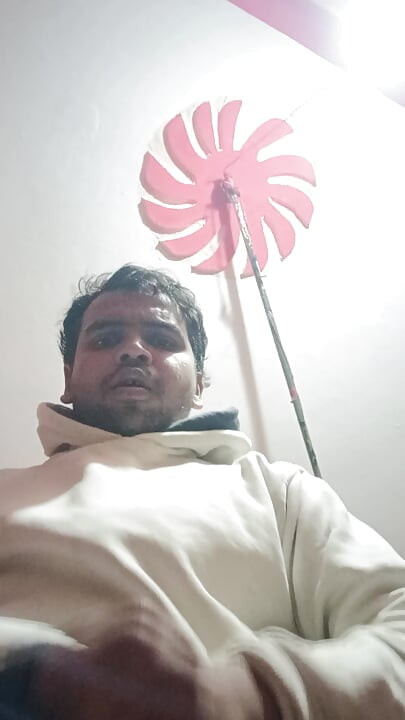 インドのスマート少年イスマートデヴァが孤独な森でヒンディー語のセックスを見ながらオナニーをしている