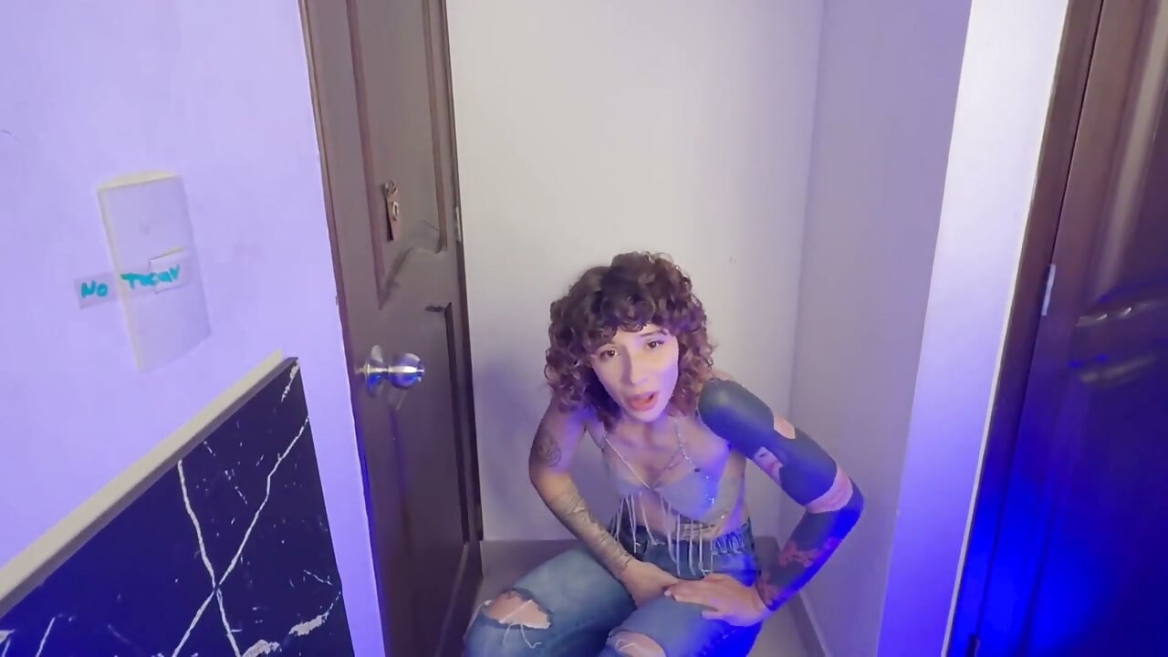 Desesperada y avergonzada que moja mis jeans