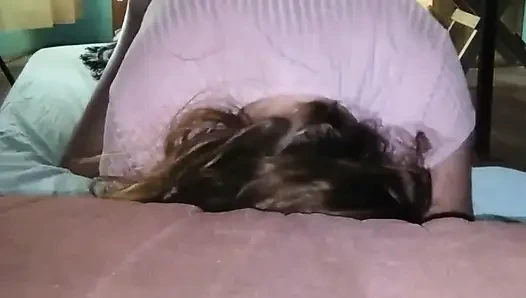 Pembe elbiseli kız arkadaşımla cep telefonumla kayıt yapıyor