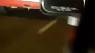 Indische hete seks op de achterbank van de auto op de snelweg
