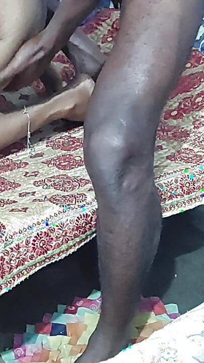 Astaniy desi bhabi apne boyfered ke sat apne rum ke andar apne boyfered ko bula kar