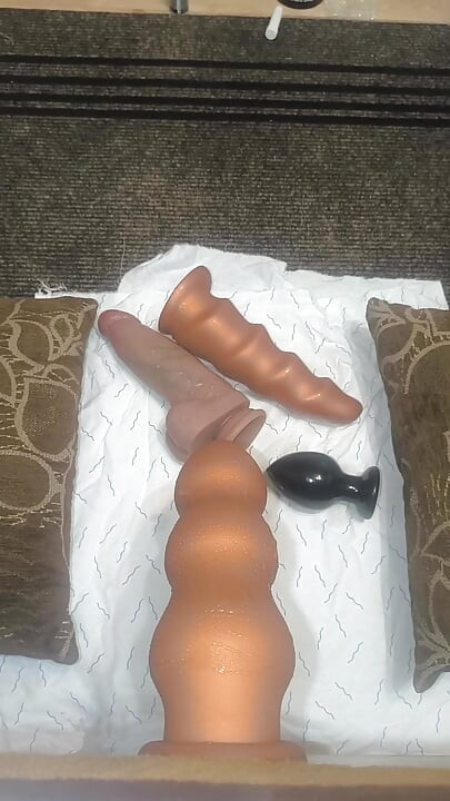 Uzbuđena rupa dobiva ogroman dildo