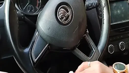 Petualangan di dalam mobil bareng si gadis cantik Hampir kepergok lagi nyepong kontol tetangganya. Muncrat di atas dirinya sendiri.