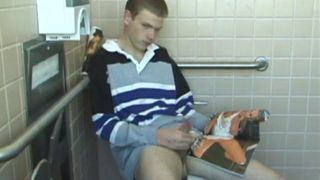Christian streichelt Schwanz in der Toilette