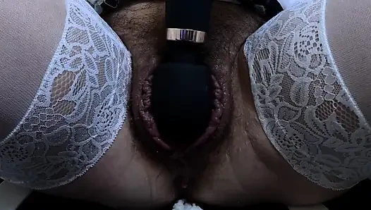 Tante seksi dengan toket besar lagi asik masturbasi sampai muncrat